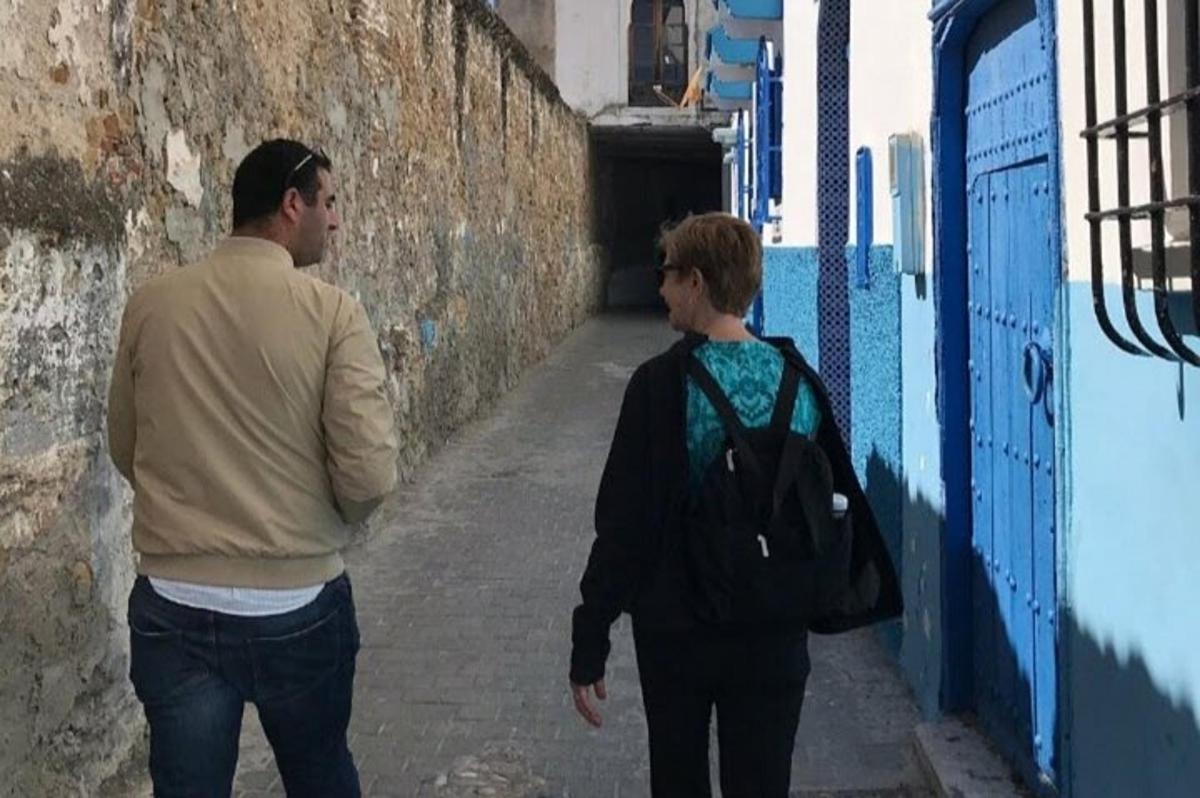 ένας άντρας και μια γυναίκα περπατούν σε ένα σοκάκι