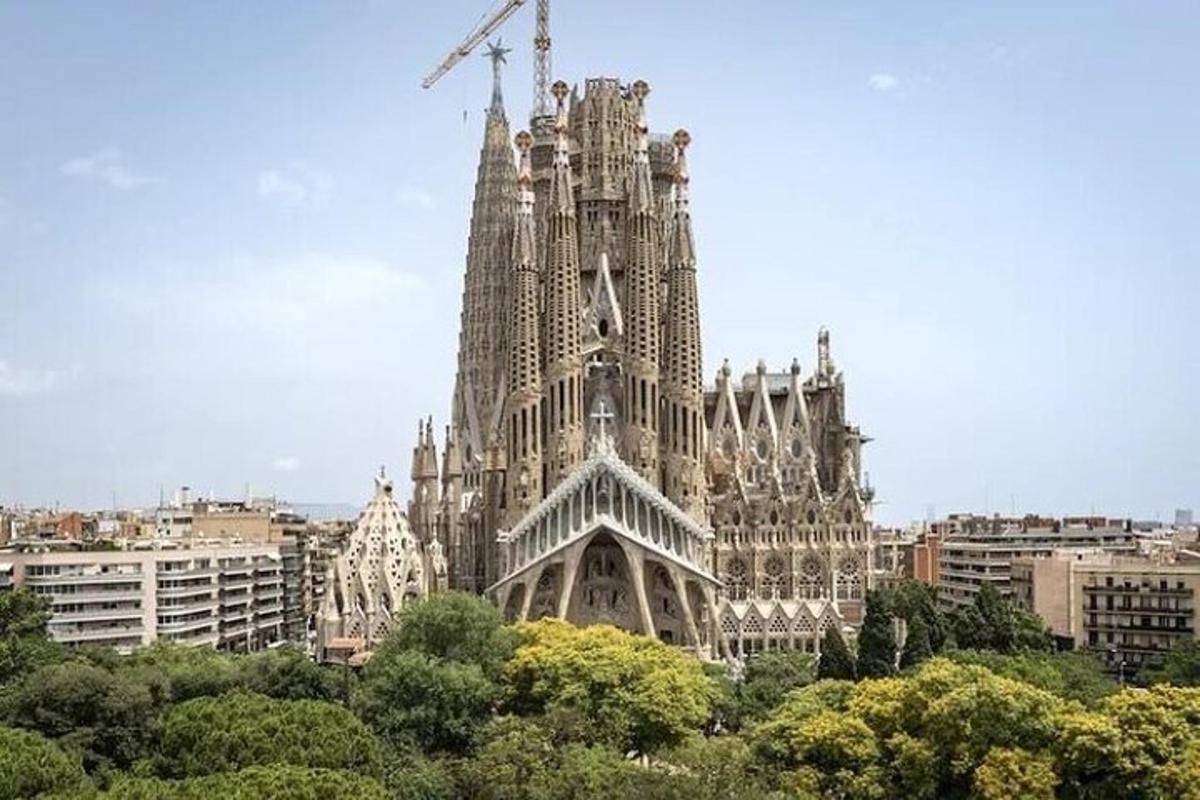 un gran edifici amb una grua a sobre
