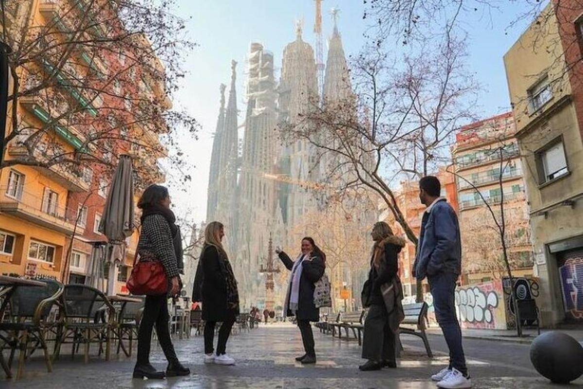 un grup de persones dempeus en un carrer de la ciutat