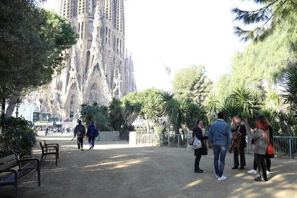 un grup de persones caminant davant d'una catedral