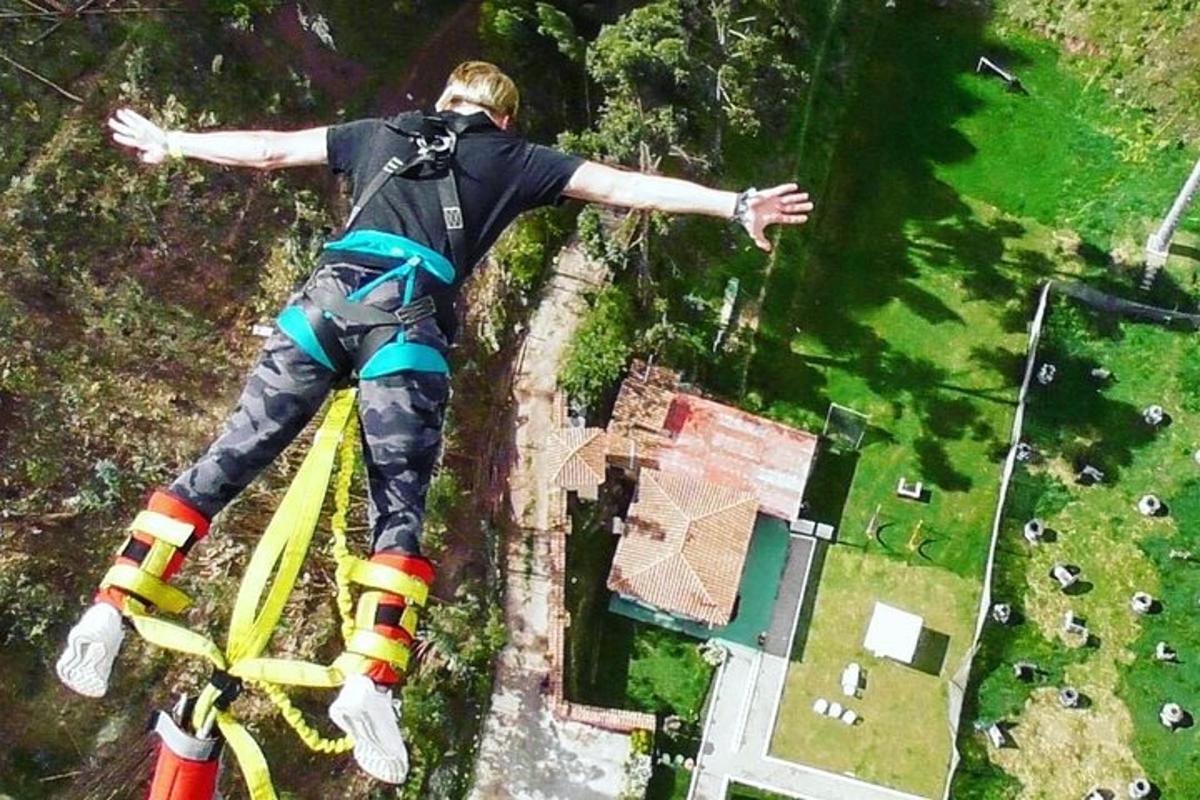човек скаче у ваздух са испруженим рукама