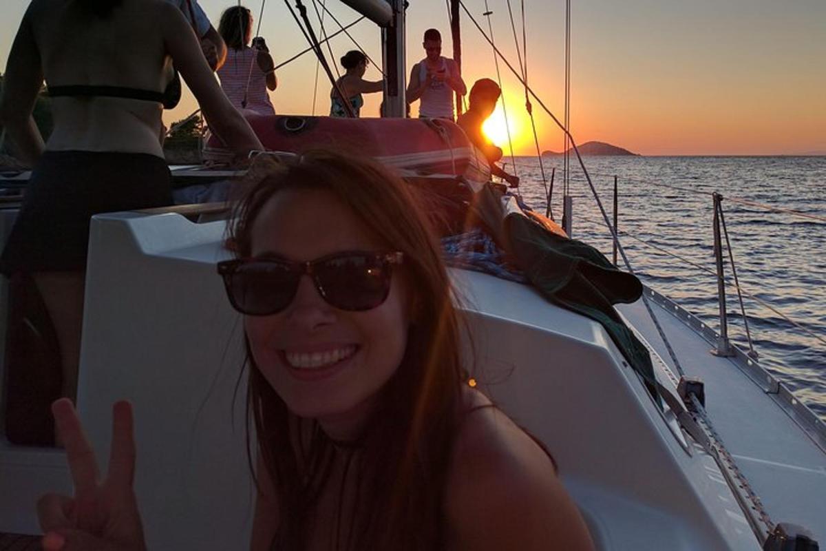 žena dává znamení míru na plachetnici