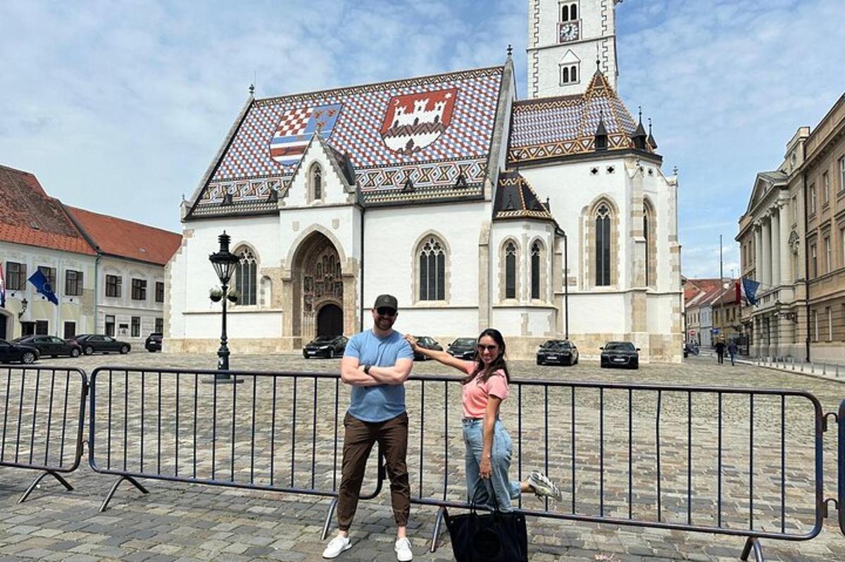 muž a žena stojící před budovou