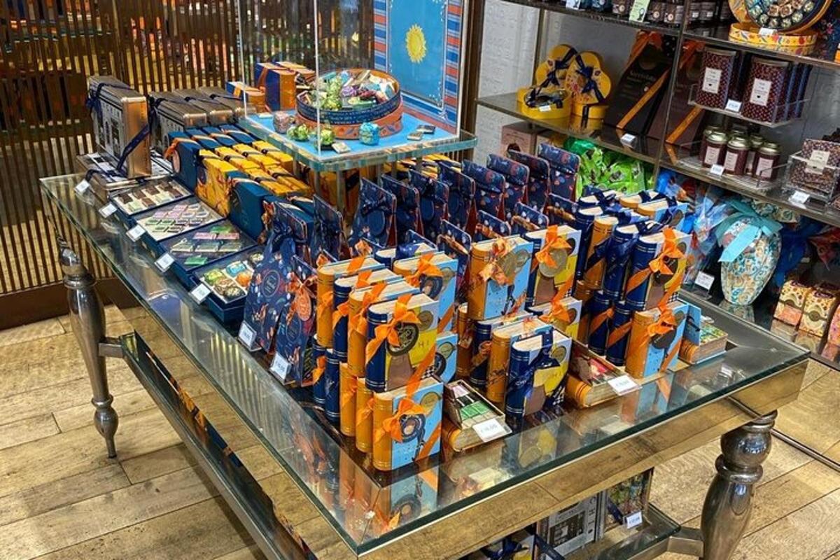 вітрина в магазині, заповнена безліччю товарів
