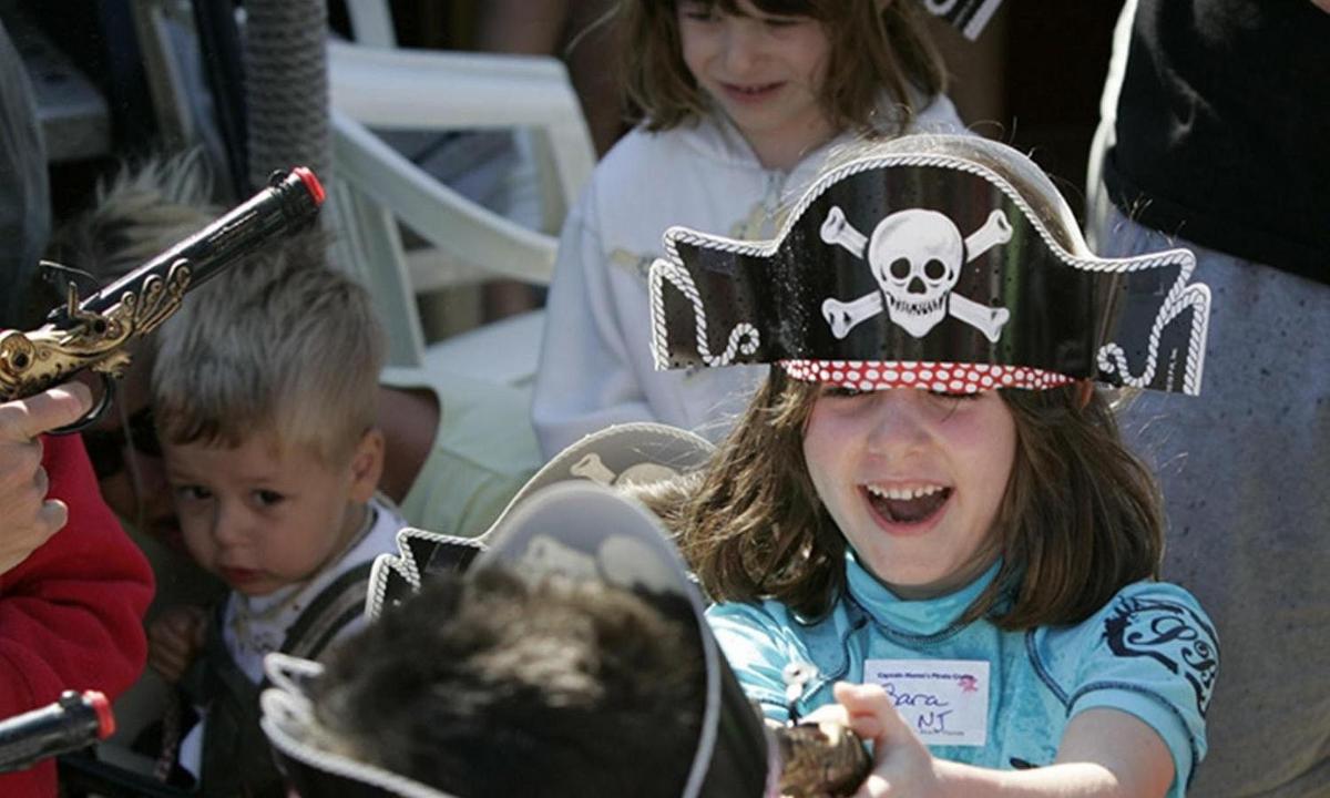 ein kleines Mädchen mit einem Totenkopfhut