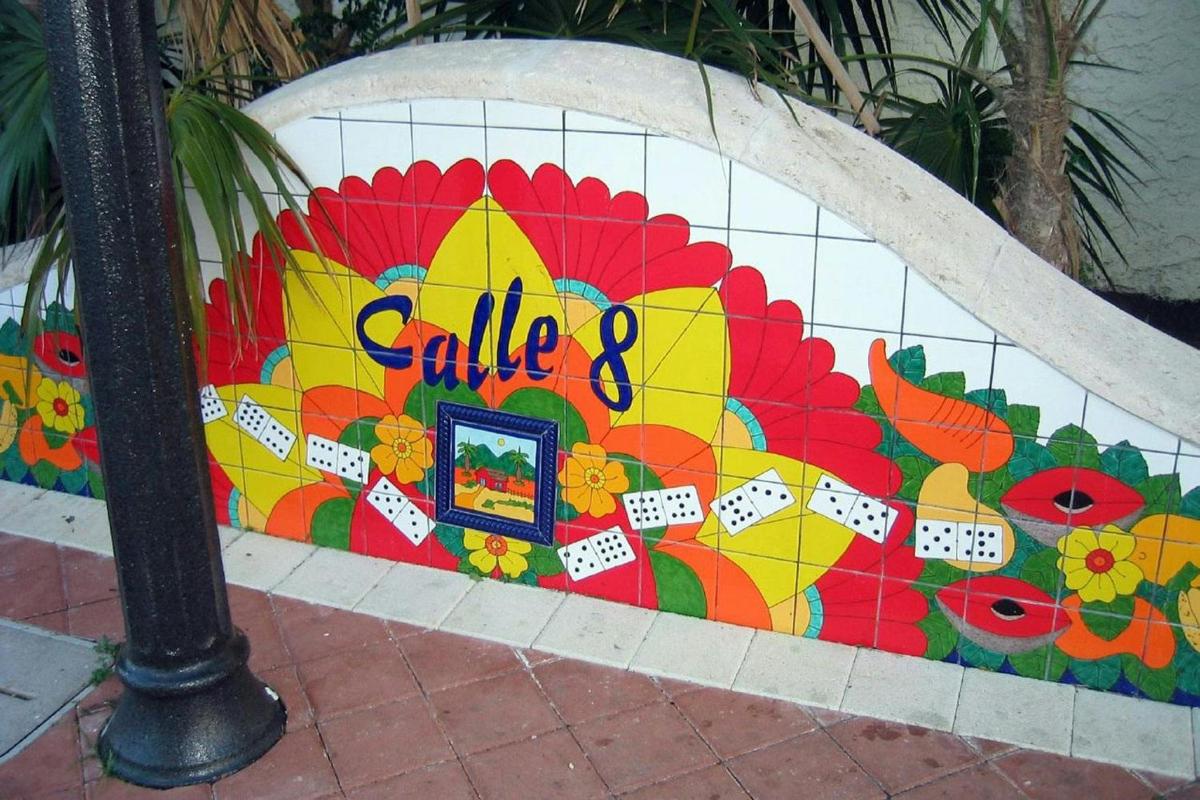 un mosaic d'una flor en una paret de rajoles