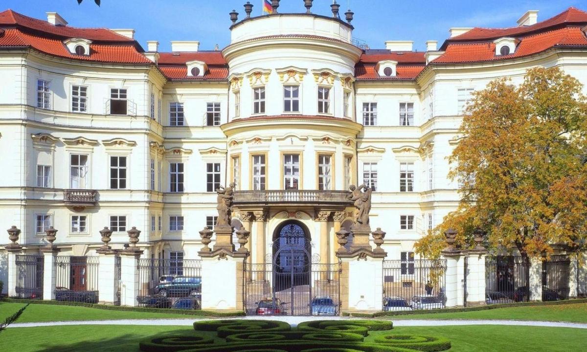 большое белое здание с красной крышей