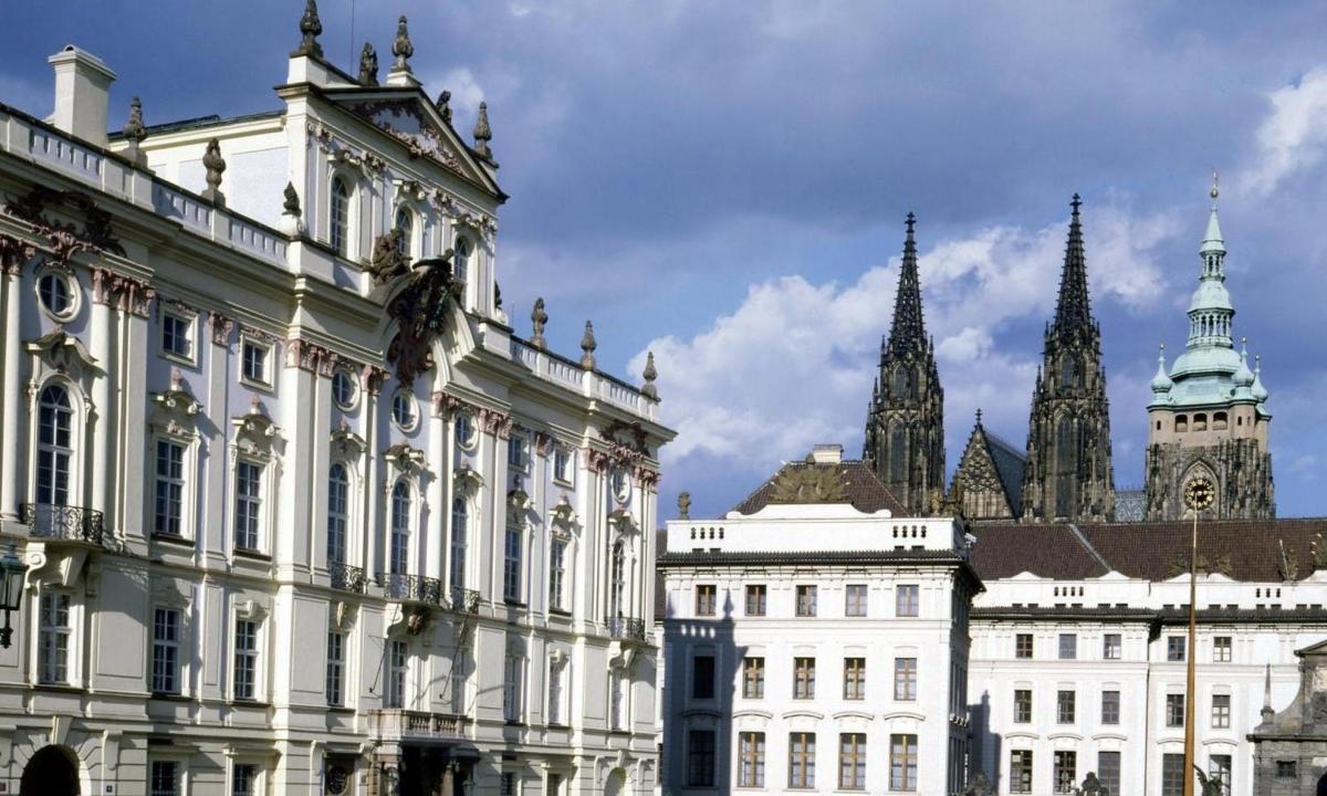 pastatų grupė su laikrodžio bokštu fone