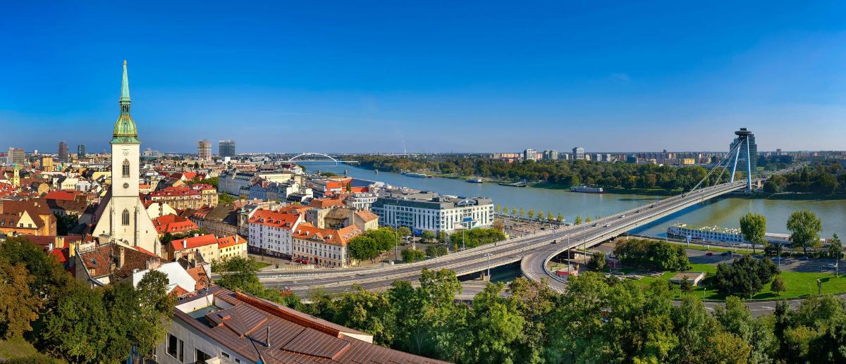 una vista di una città con un ponte sopra un fiume