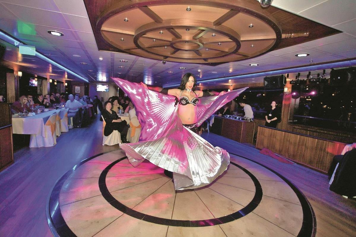 isang babaeng naka pink na damit na sumasayaw sa dance floor