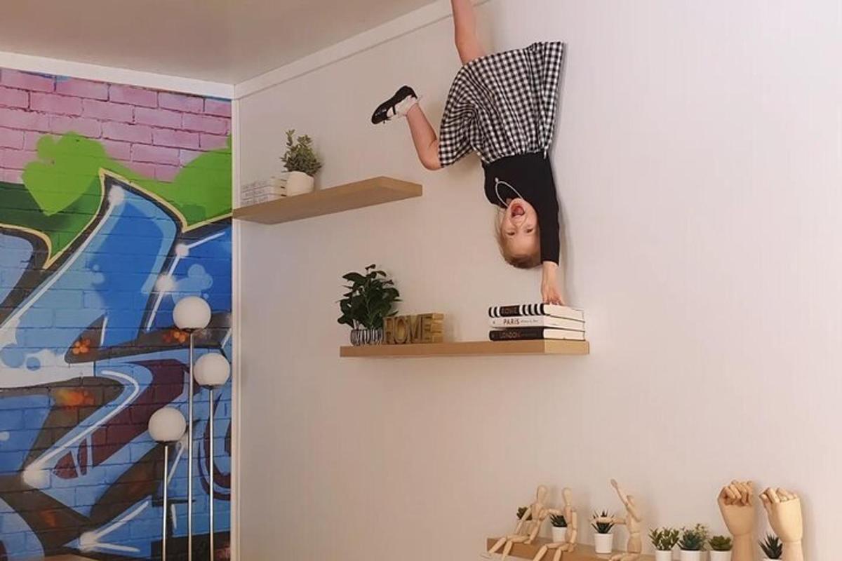 رجل معلق على رف في غرفة
