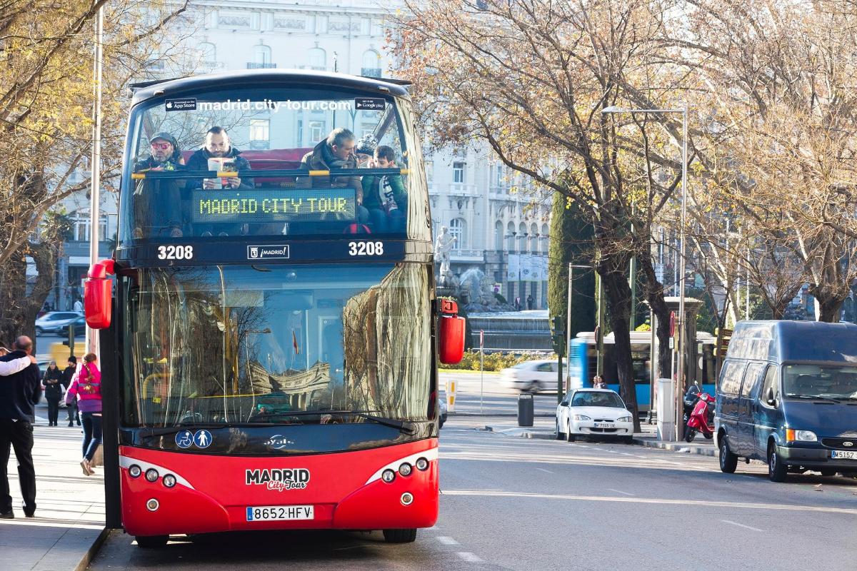 kahekordne buss sõidab mööda linnatänavat