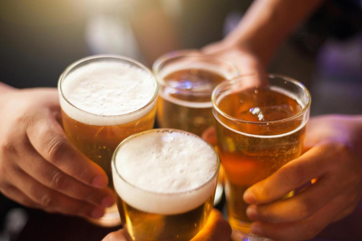 een groep mensen die glazen bier vasthouden