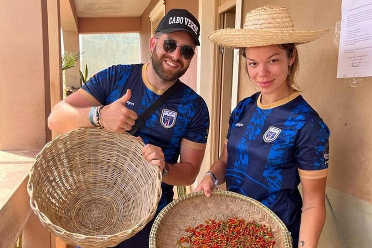 muž a žena držící dva košíky s jídlem