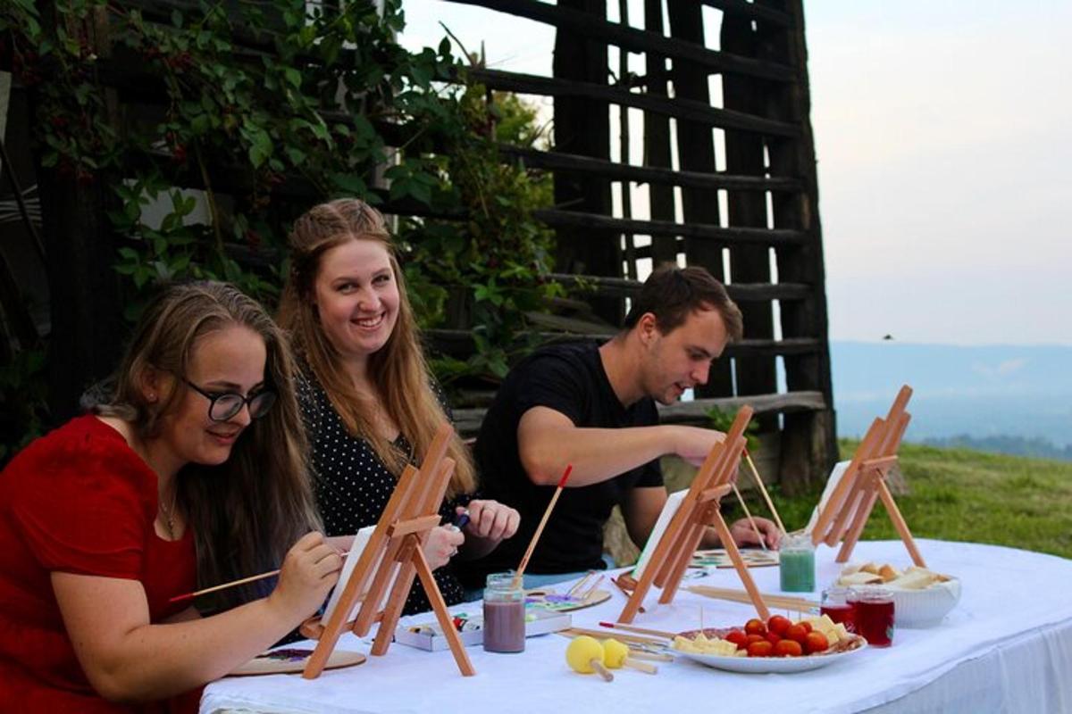eine Gruppe von Menschen sitzt mit Essen an einem Tisch