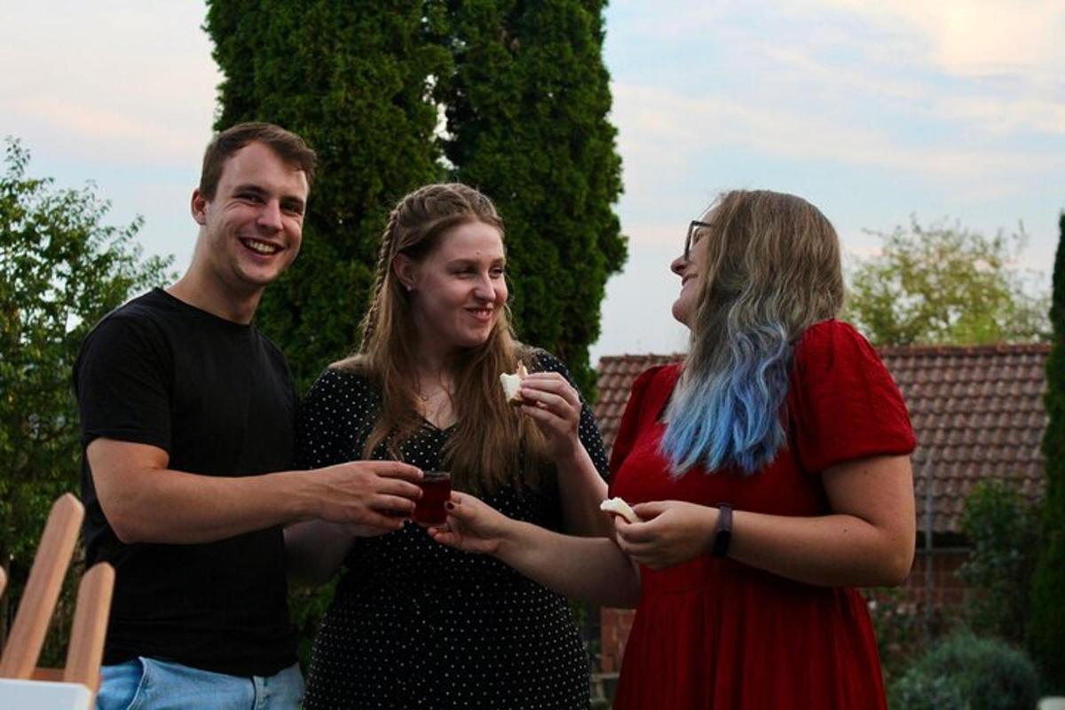 eine Gruppe von drei Personen, die nebeneinander stehen