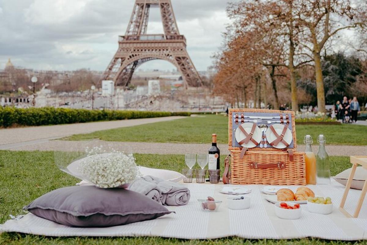 un tavolo da picnic davanti alla torre Eiffel