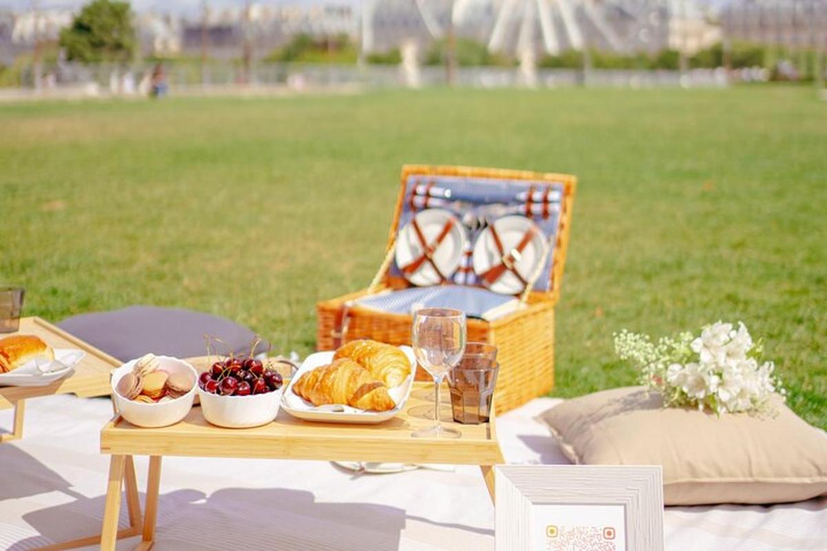 un tavolo da picnic con pane e un cestino di cibo