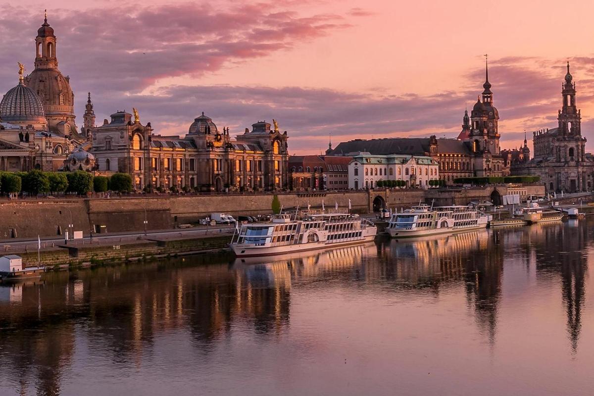 město s loděmi ve vodě před budovami