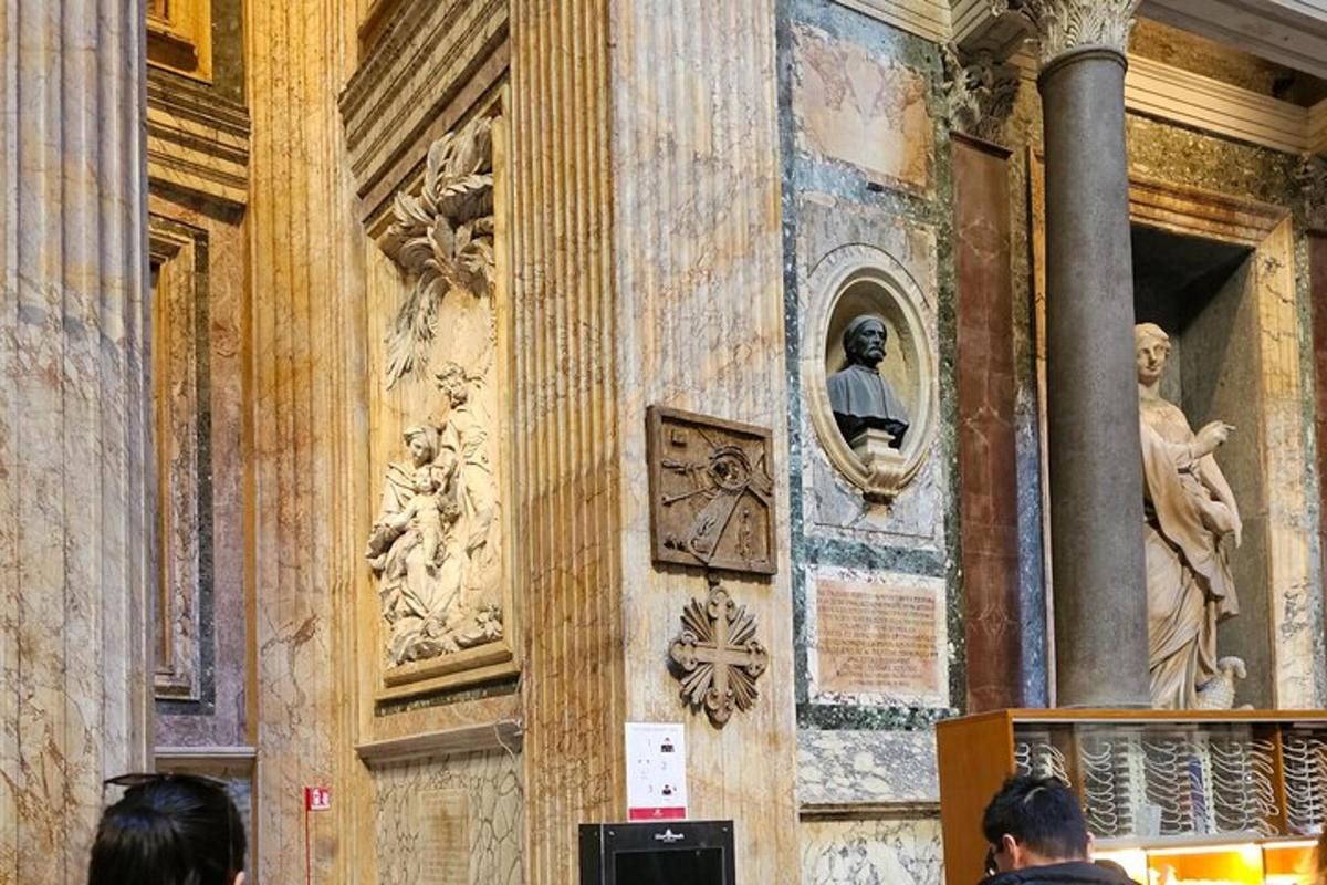 μια ομάδα ανθρώπων που στέκονται μπροστά σε ένα κτίριο