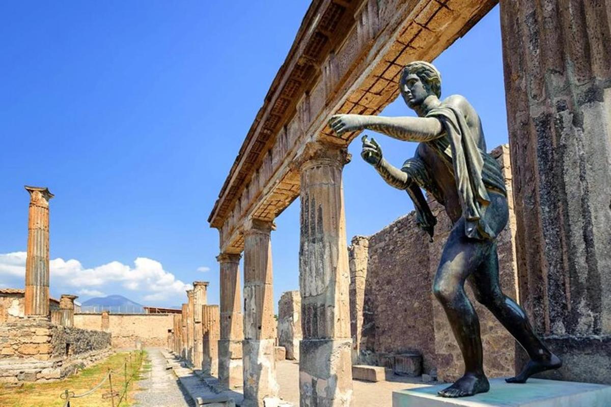 uma estátua de um homem encostado em um prédio