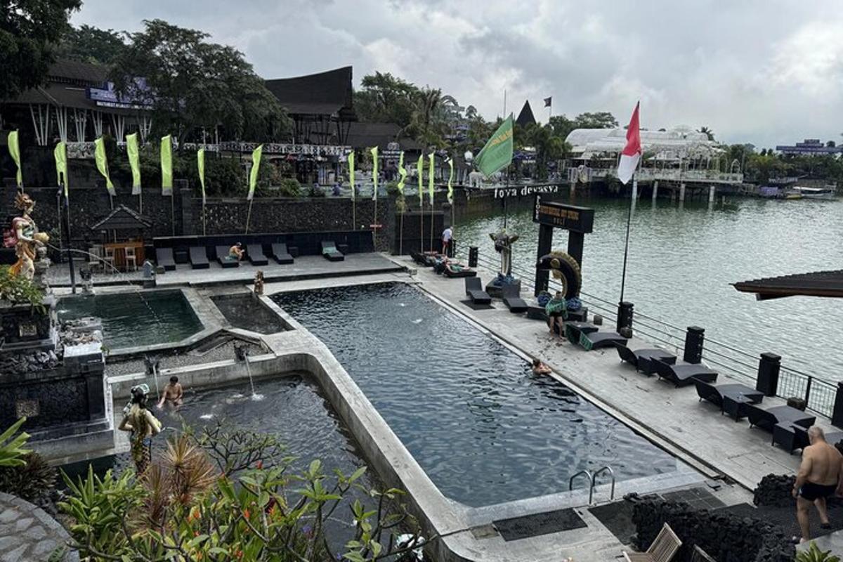 una grande piscina con persone in acqua