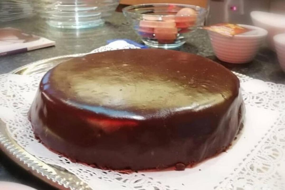 ein Schokoladenkuchen auf einem Teller auf einem Tisch