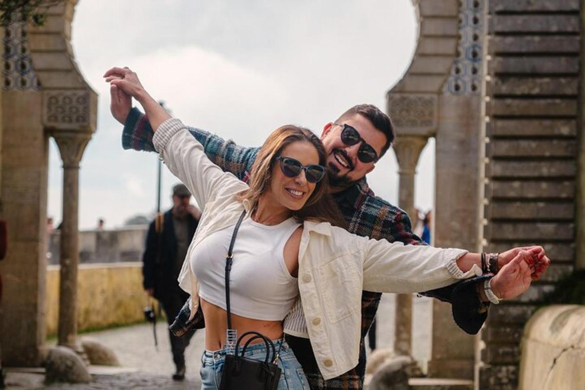 un bărbat și o femeie care pozează pentru o fotografie