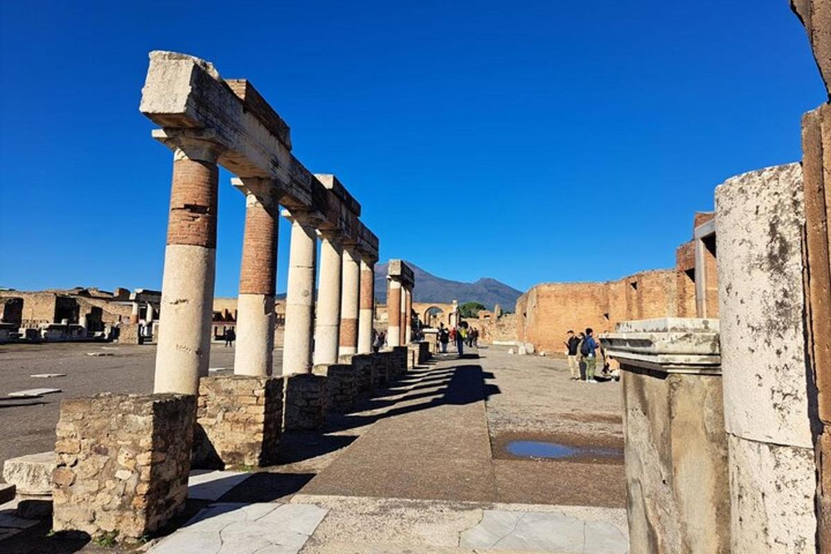 μια σειρά από κολώνες στην άκρη ενός δρόμου