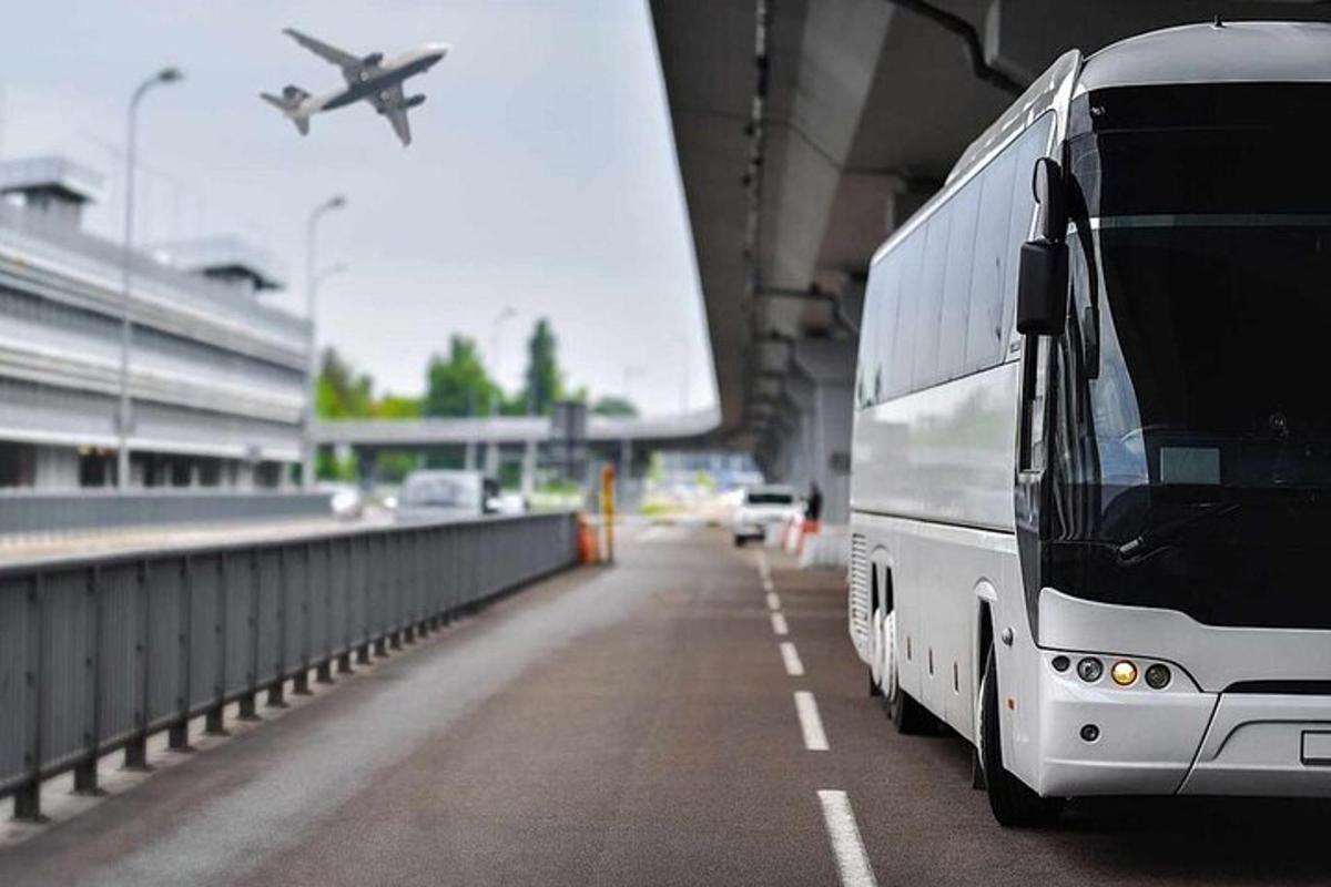 valge buss on pargitud teele koos lennukiga