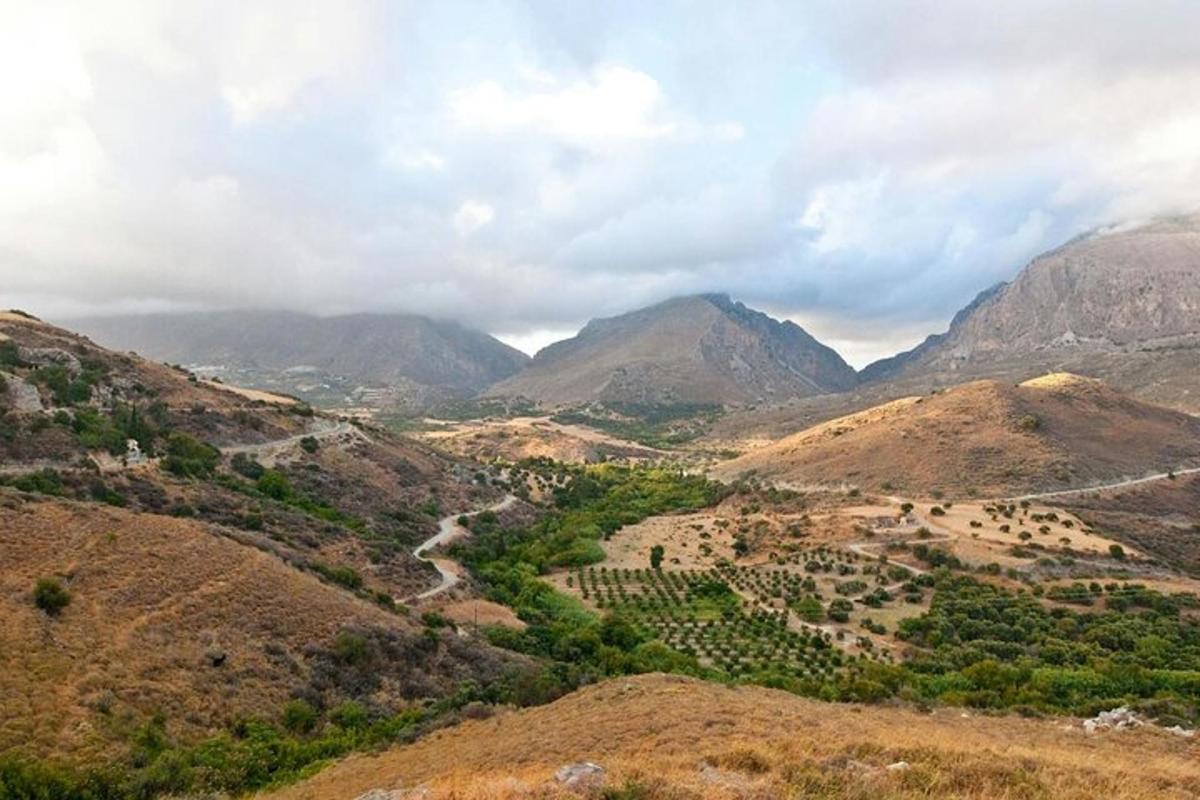 μια θέα μιας κοιλάδας στα βουνά