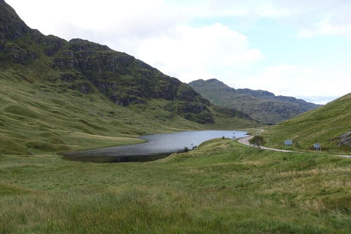 een rivier in het midden van een vallei met bergen