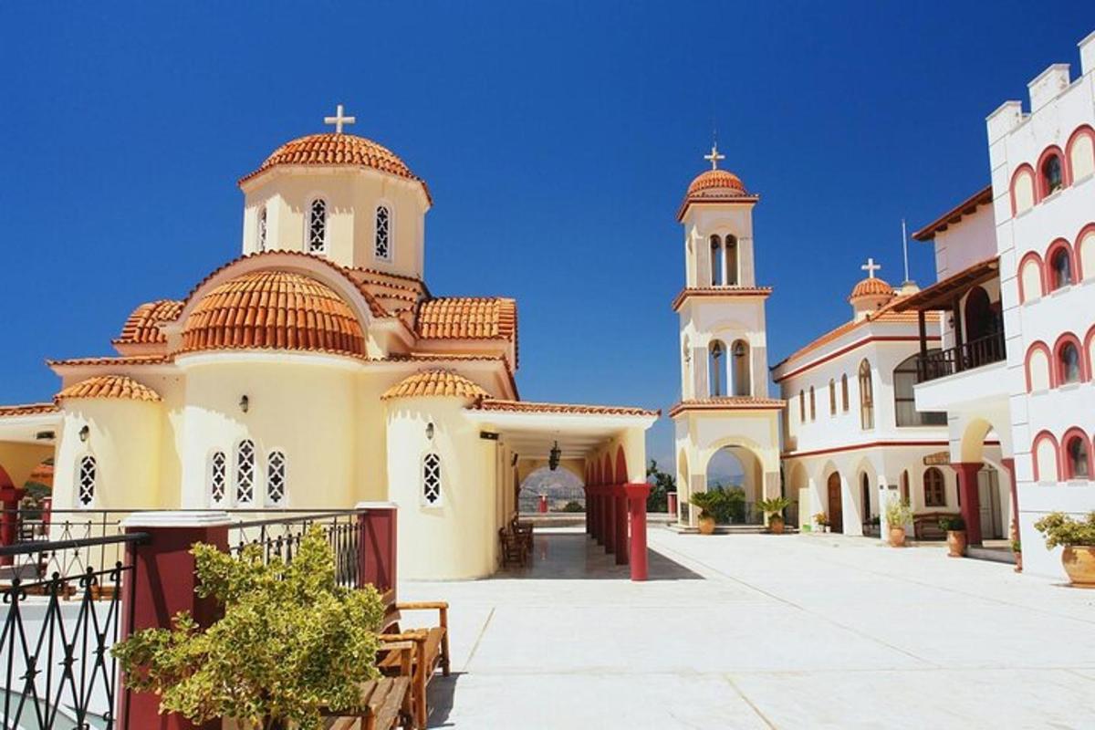 ένα κτίριο με δύο πύργους και μια εκκλησία