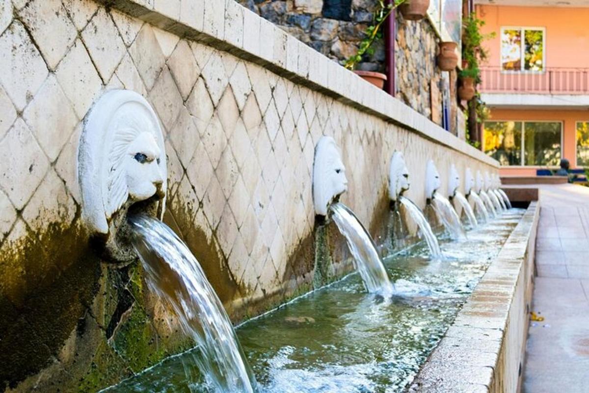 μια σειρά από σιντριβάνια σε έναν τοίχο