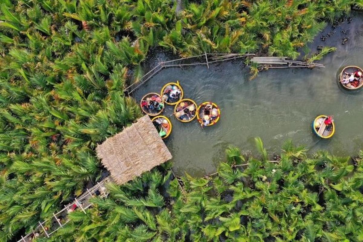 eine Luftaufnahme von Booten im Wasser vor einem Resort