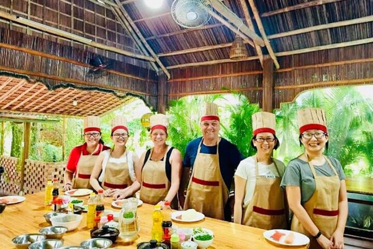 sekumpulan orang yang memakai topi chef bergambar