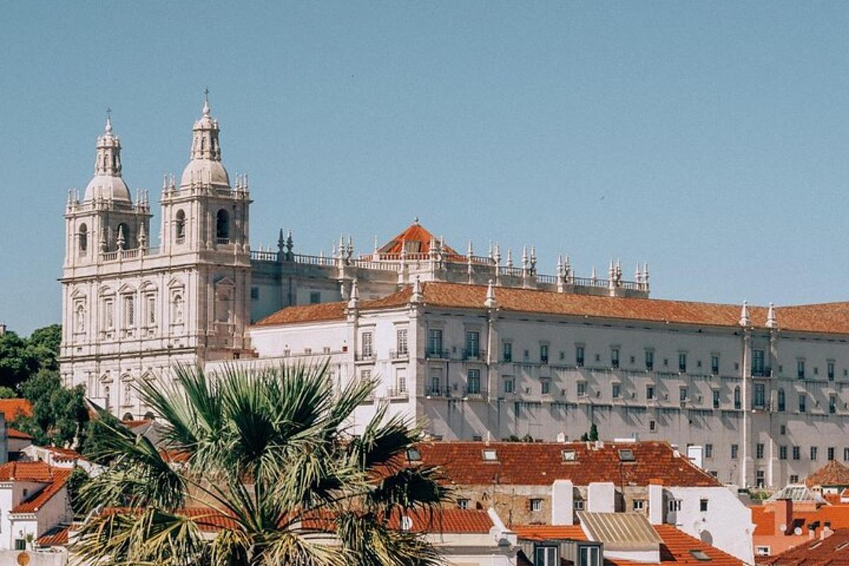 un gran edifici blanc amb una torre del rellotge
