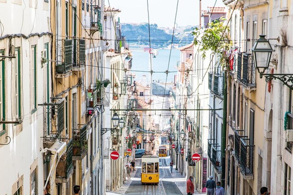 un tramvia groc en un carrer de la ciutat amb edificis