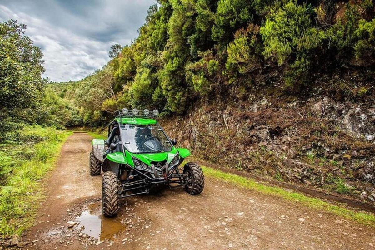 een groene ATV geparkeerd op een onverharde weg