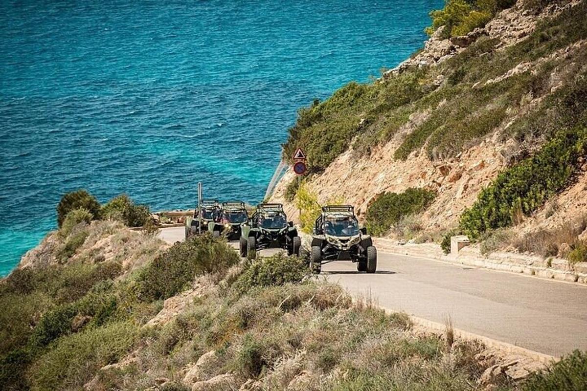 un grup de jeepuri care circulă pe un drum de lângă ocean