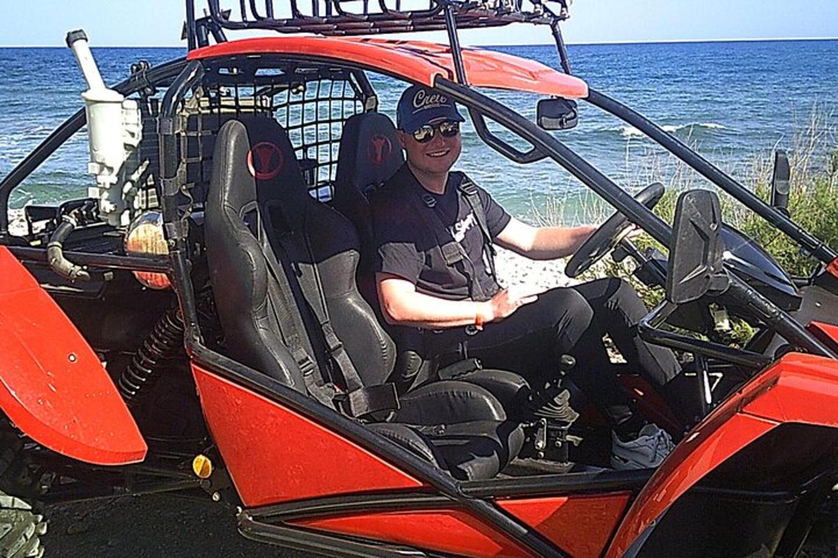 un bărbat stă în cabina unui vehicul