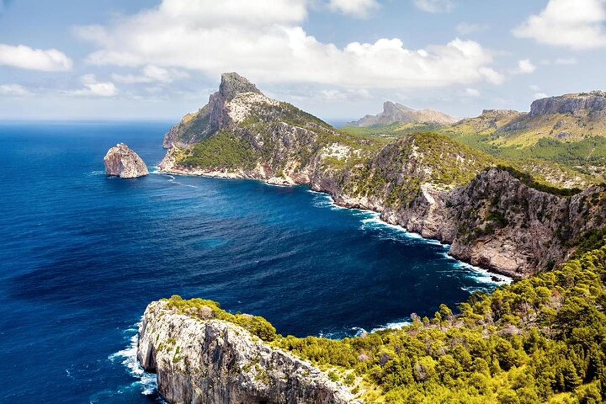海洋和岩石海岸线的鸟瞰图