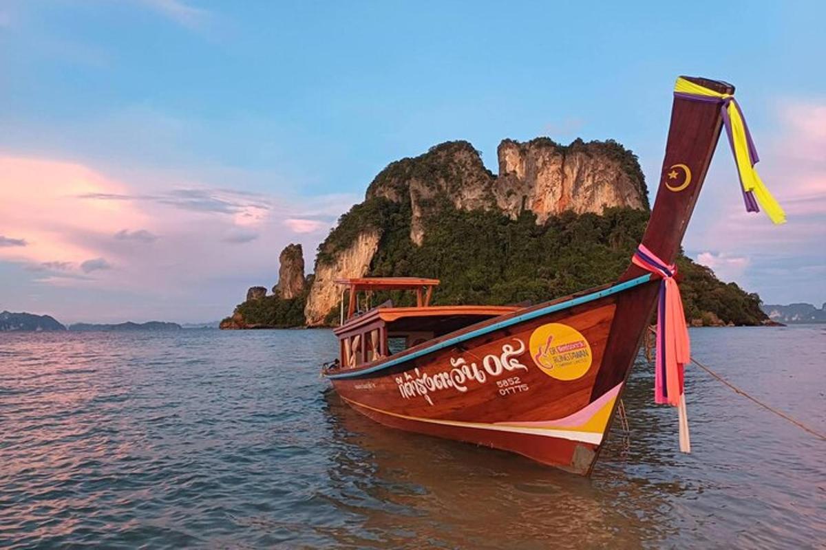 a boat sitting in the water near a small island