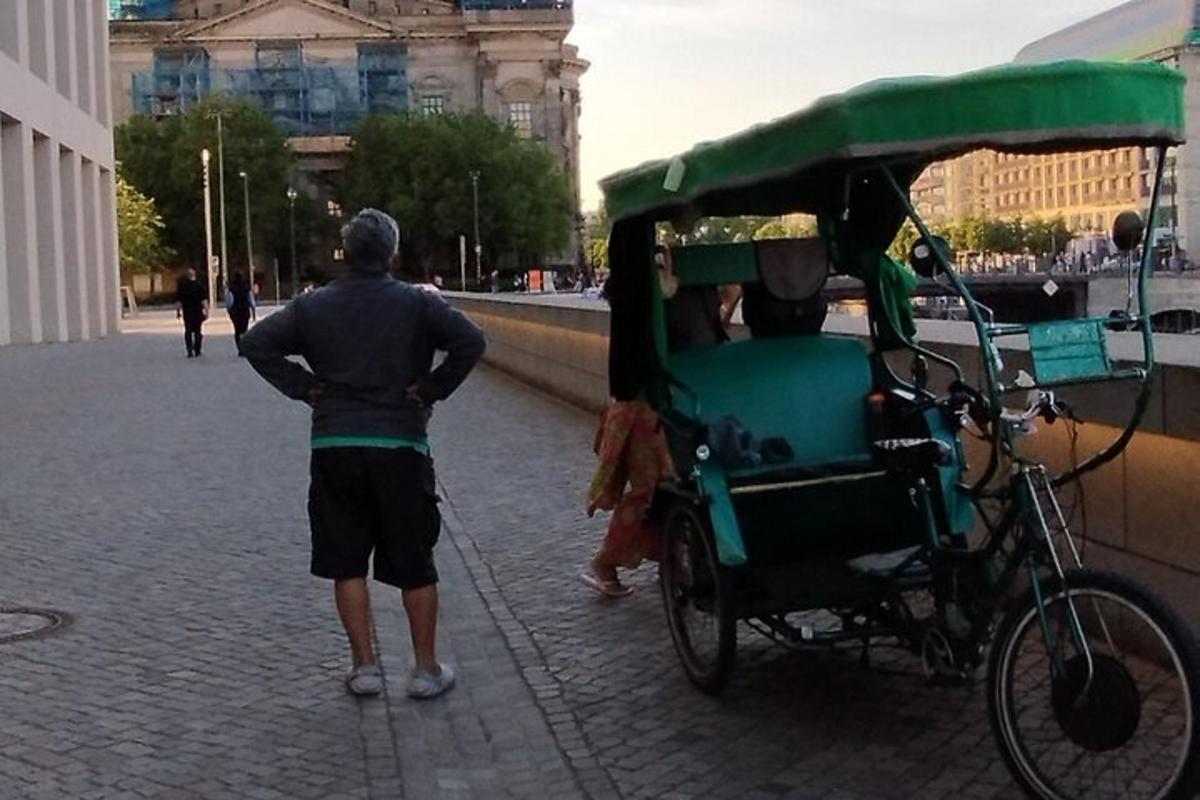 mies seisoo hevoskärryjen vieressä