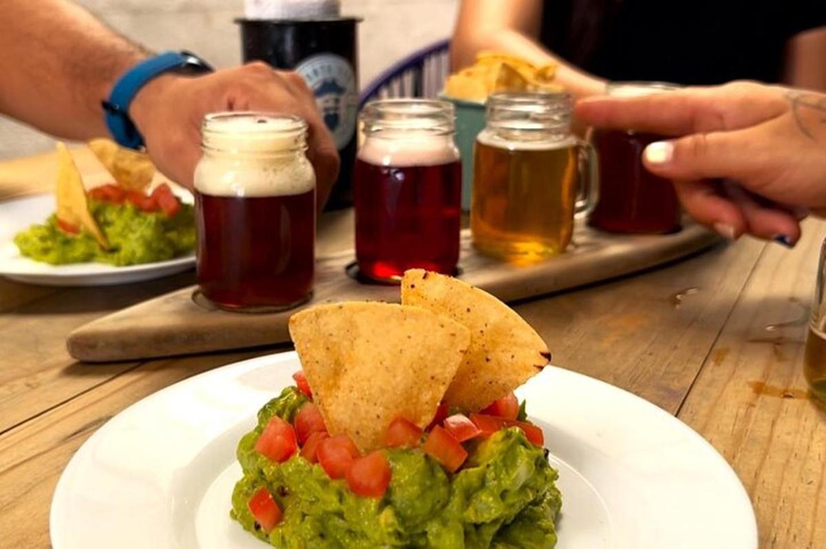ein Teller mit Essen mit Guacamole und Chips auf einem Tisch