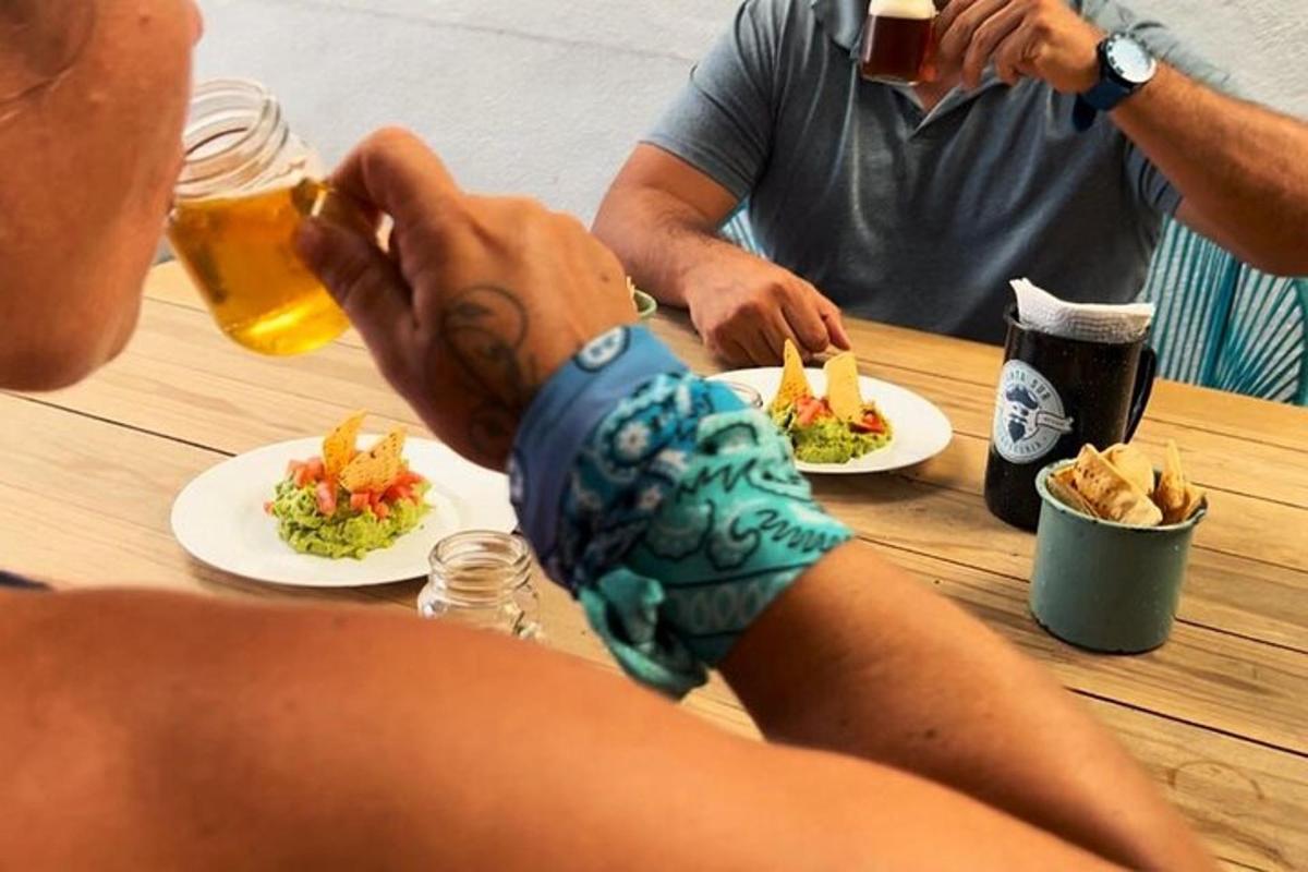 eine Gruppe von Menschen sitzt an einem Tisch mit Tellern voller Essen