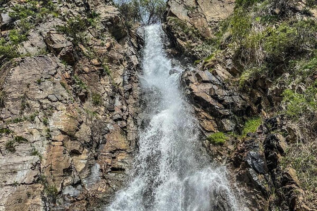 uma vista aérea de uma cachoeira na encosta de uma montanha