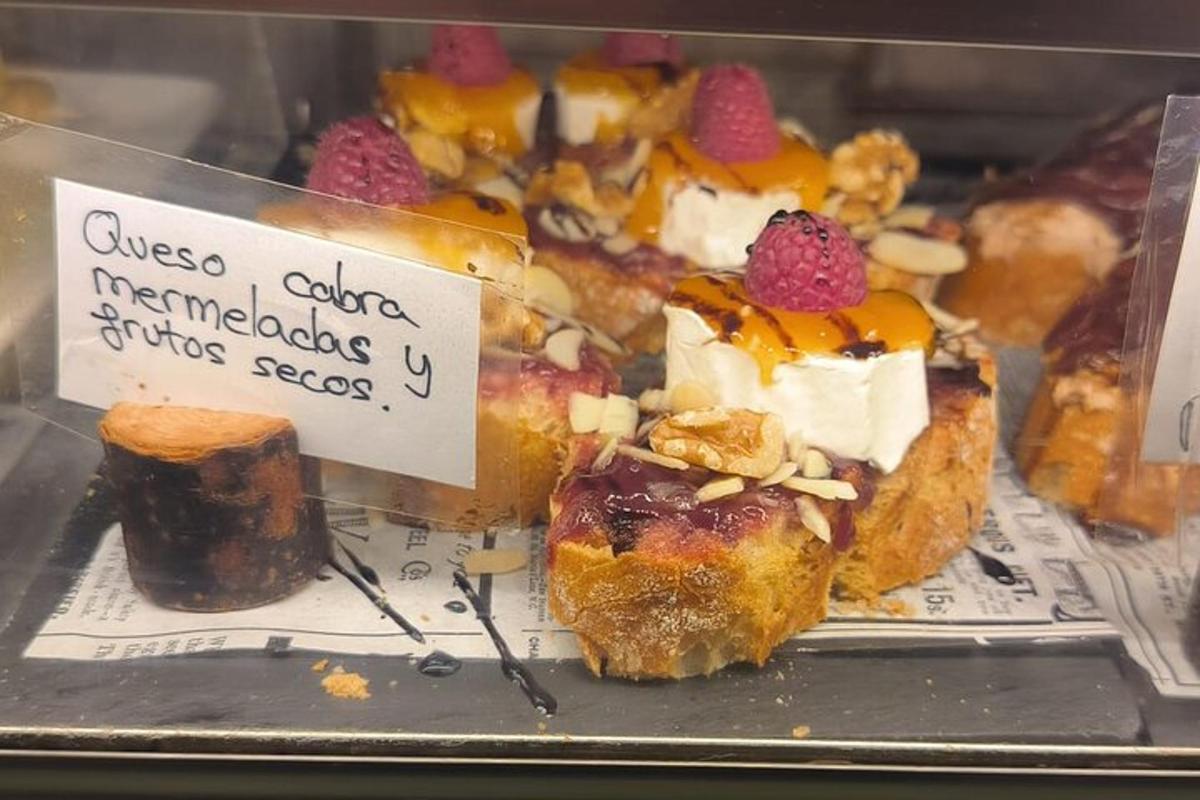 Sýning á kökum í glugga með skilti