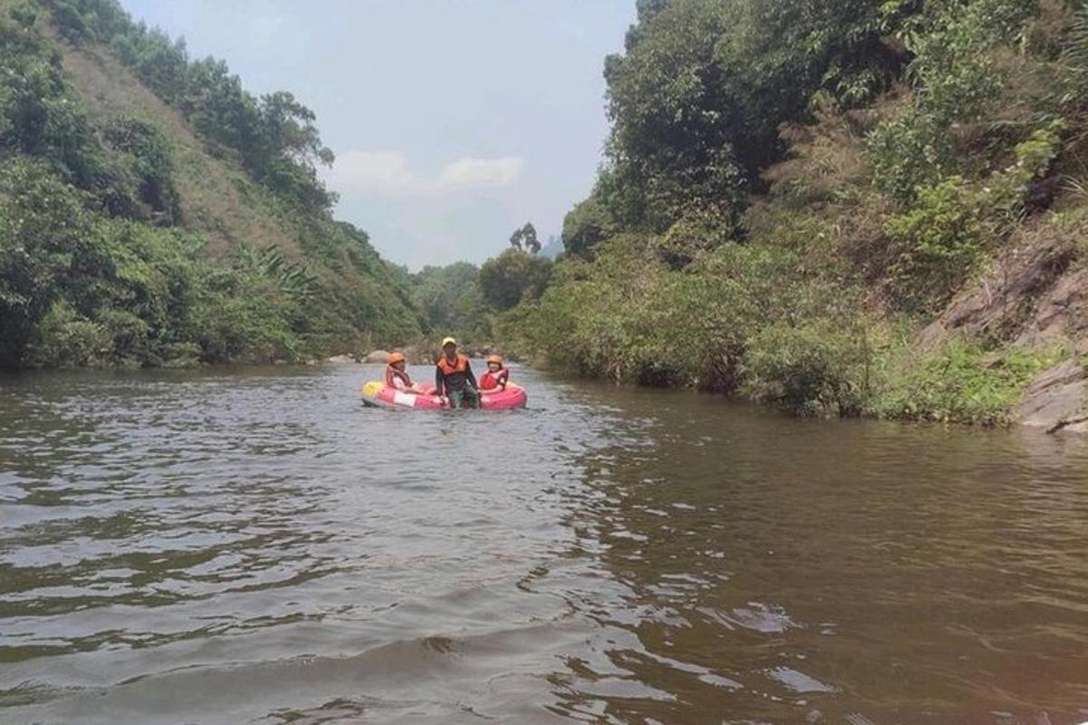 isang grupo ng mga tao sa isang balsa sa isang ilog