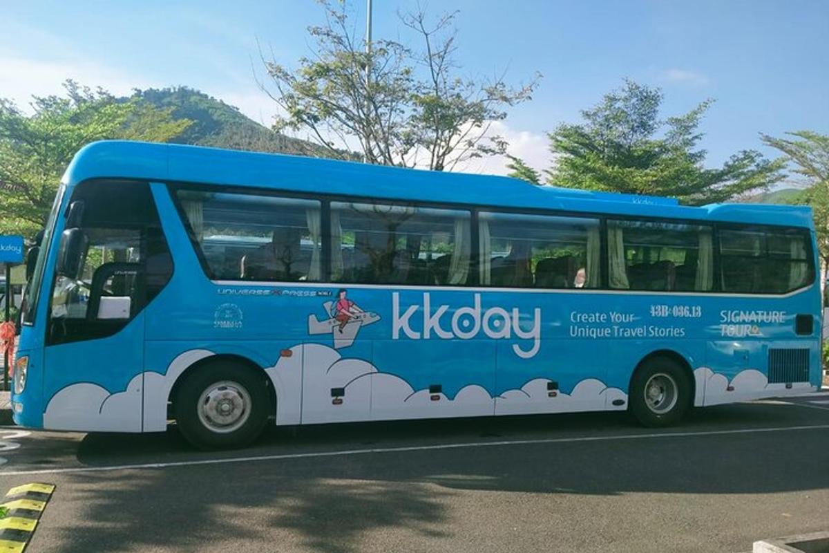파란색 버스가 주차장에 주차되어 있습니다
